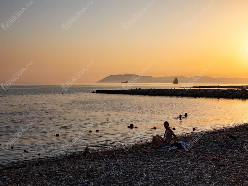 закат солнца на галечном пляже пансионата Кабардинка, туристы, волнорез, море