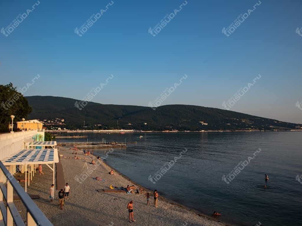 панорамный вид на бухту Кабардинки, море, пляж, туристы, волнорезы