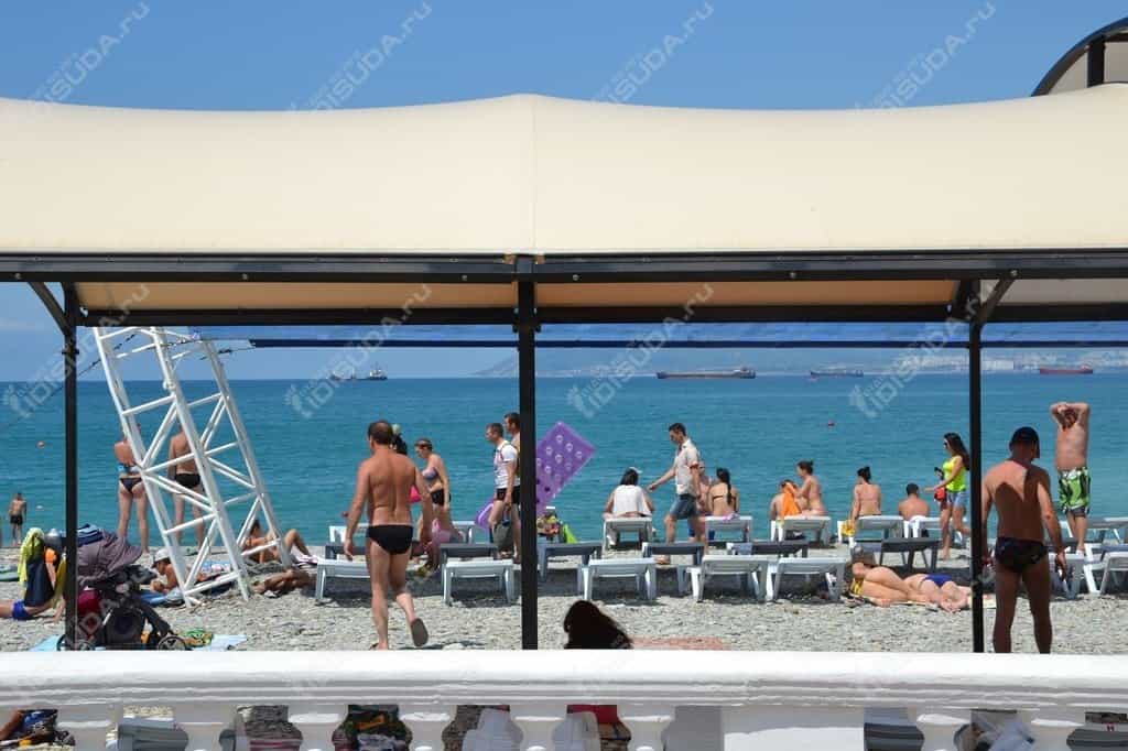 пляж пансионата Надым в Кабардинке, туристы на пляже, навес, лежаки, вид с набережной