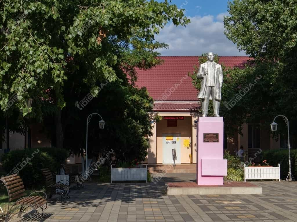 памятник Владимиру Ленину, лавочки, парк перед домом культуры в Благовещенской